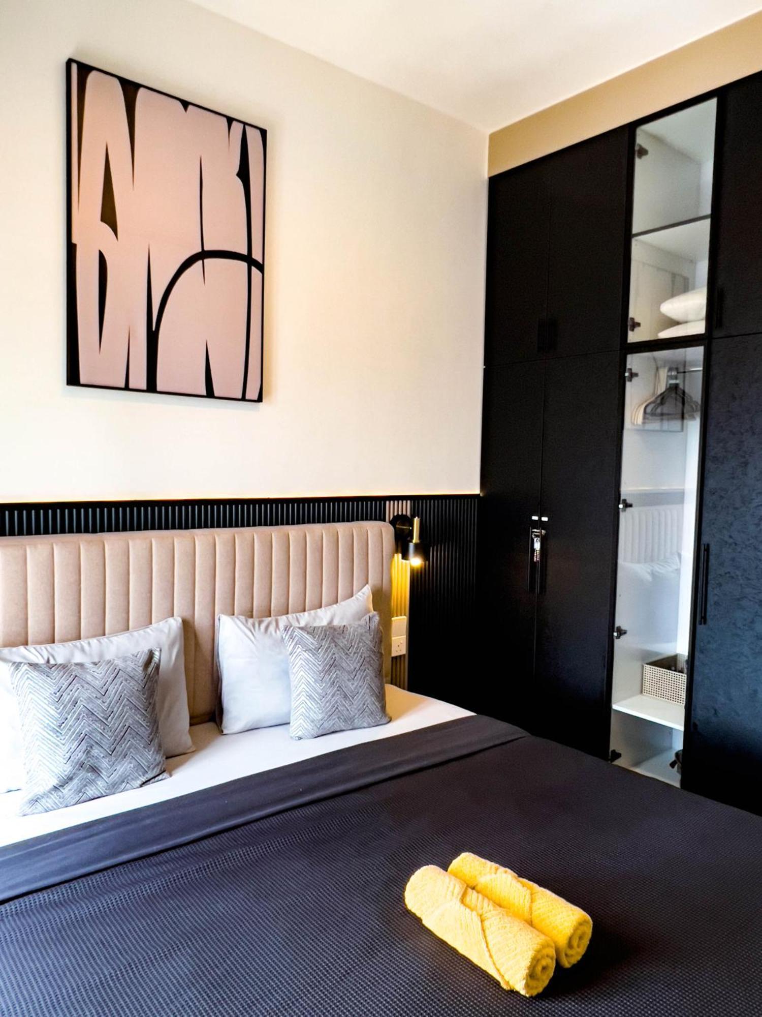 Premier Kl - Bangsar South - King Bed - Work Space - Near Lrt, Ve, Conexxion *