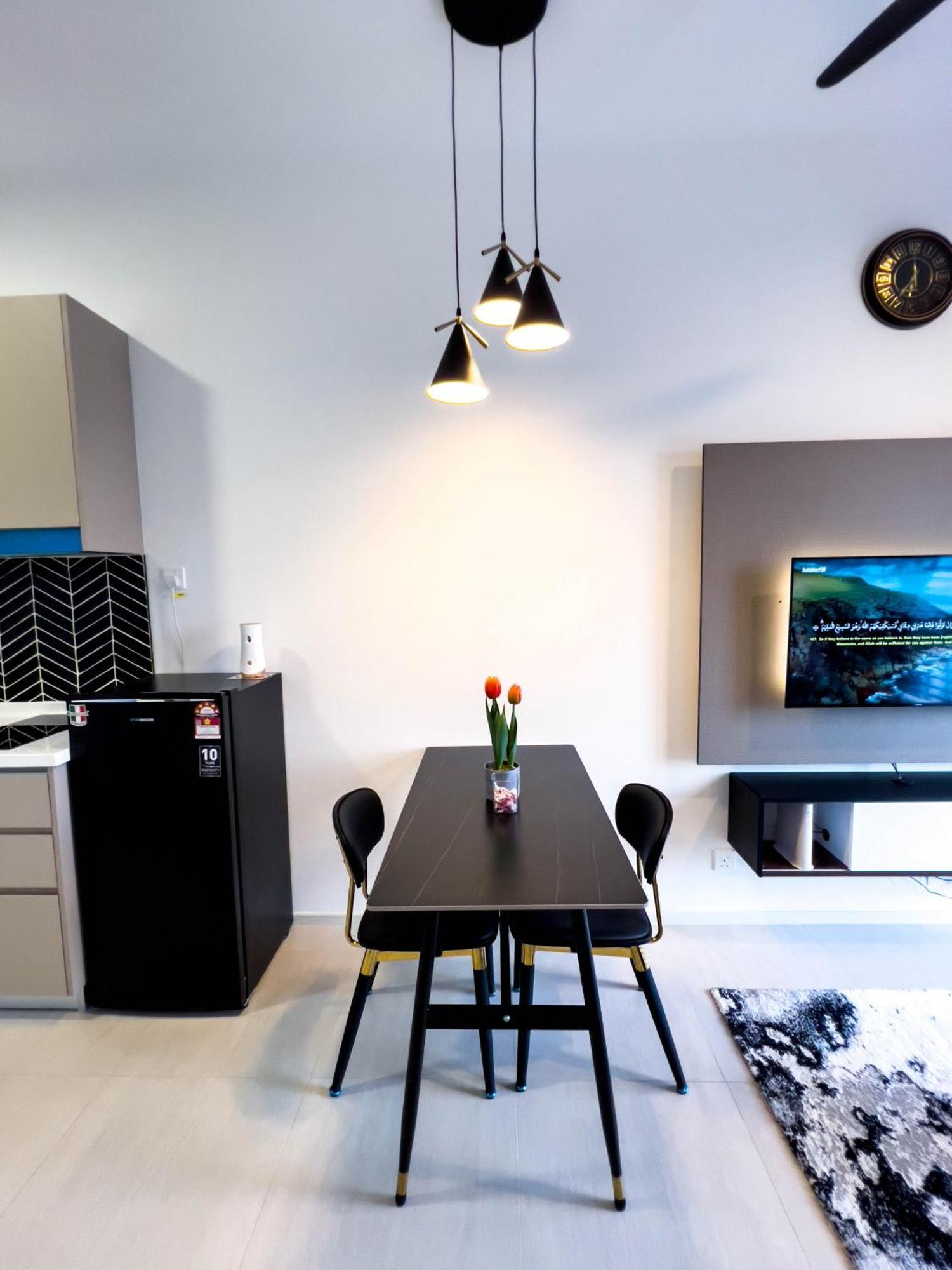 Premier Kl - Bangsar South - King Bed - Work Space - Near Lrt, Ve, Conexxion *