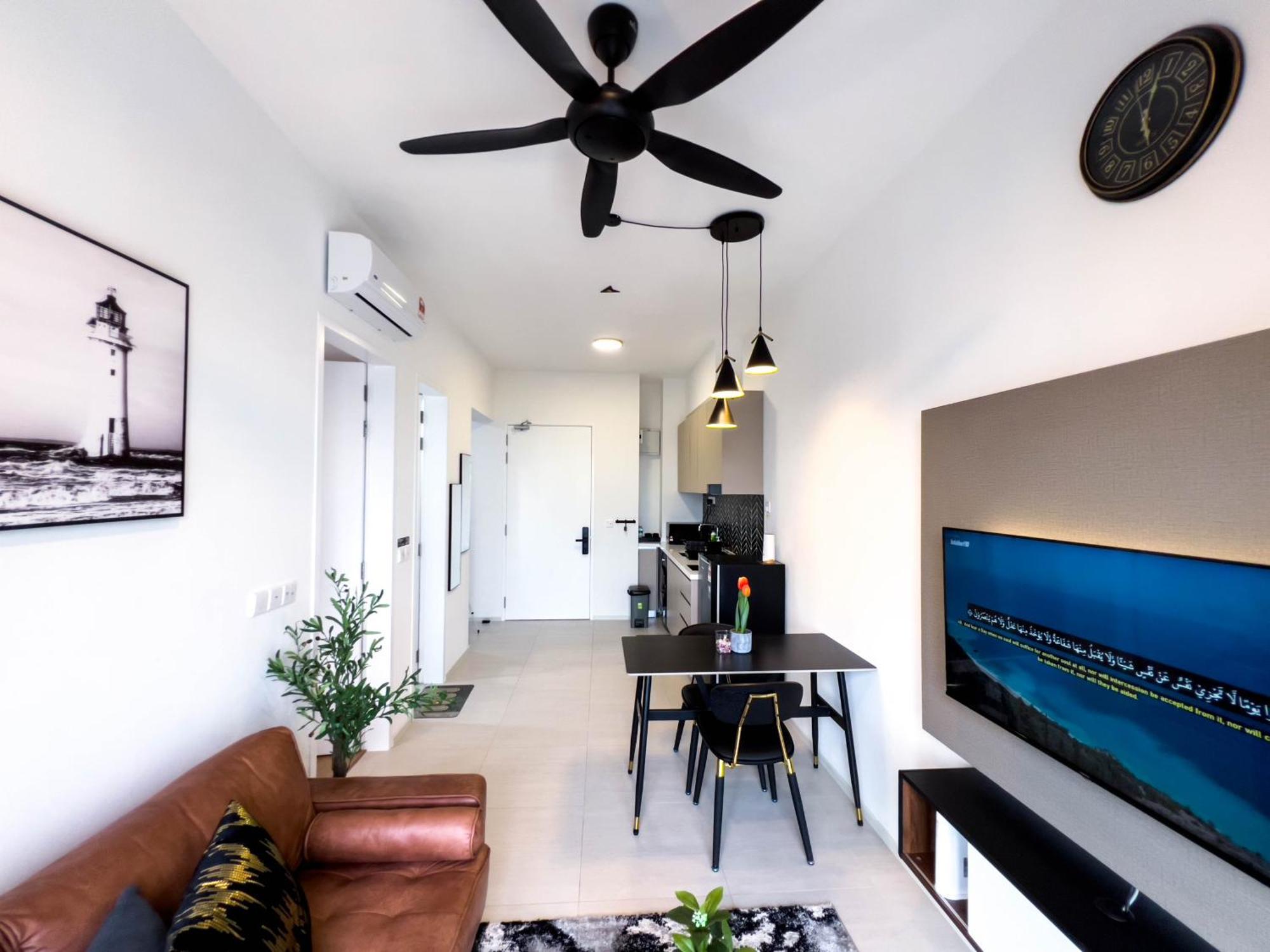 Premier Kl - Bangsar South - King Bed - Work Space - Near Lrt, Ve, Conexxion *